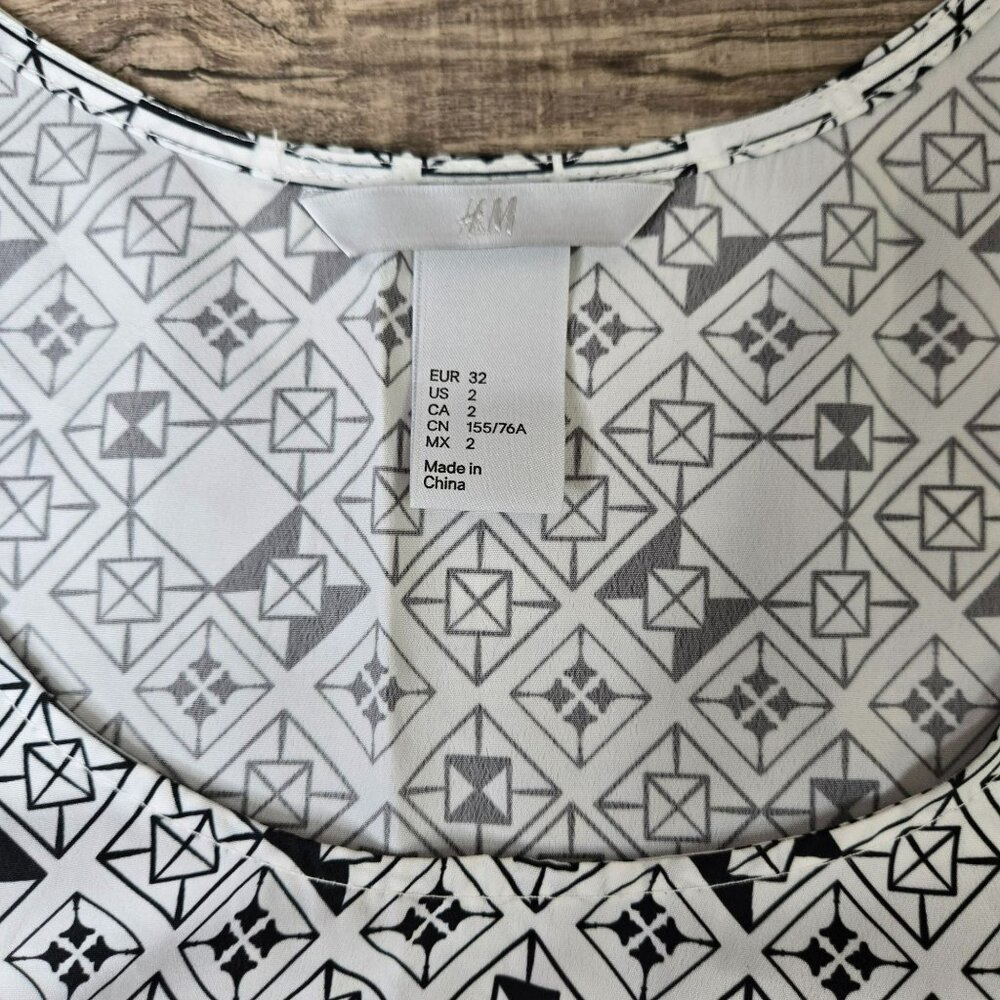 H&M White & Black Geometric Print Sleeveless Tank Top Womens Sz 2 Blouse - Picture 5 of 7